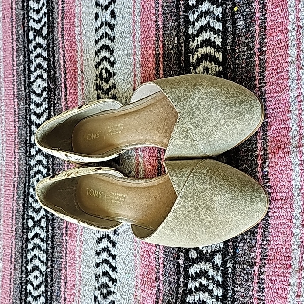 Tom's tan & cowhide Flats Womens 9 ($20 obo)